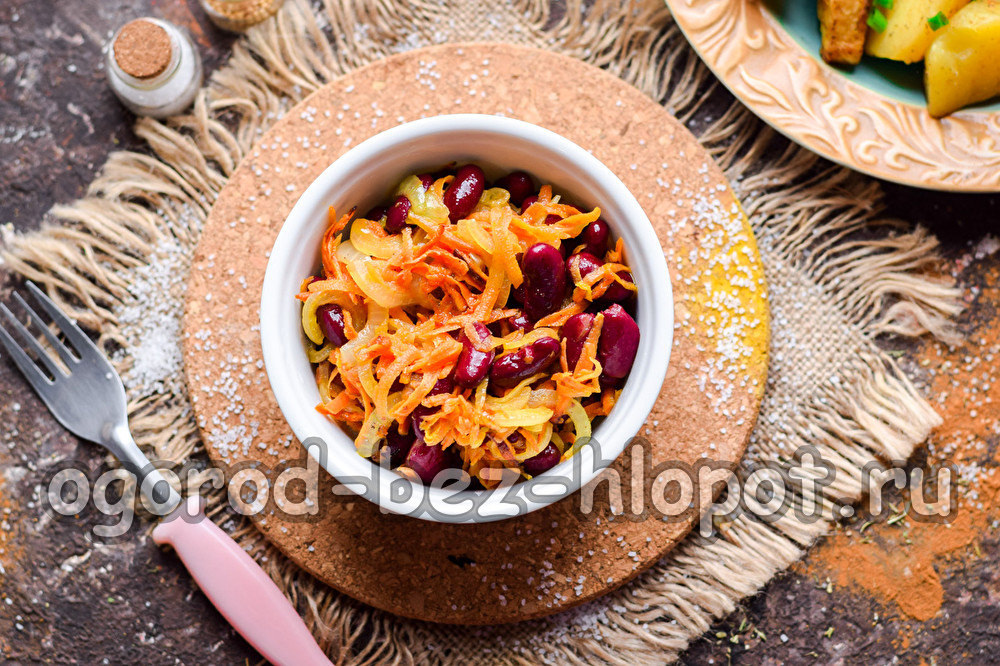 통조림 콩, 양파, 당근을 넣은 샐러드