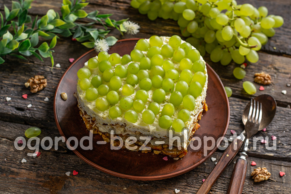 치킨과 포도를 곁들인 티파니 샐러드