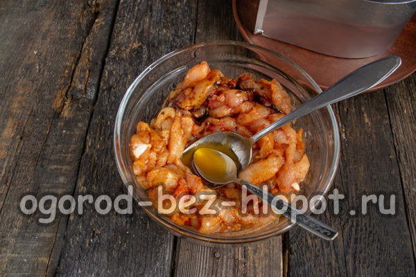 닭고기 필레를 재워두다