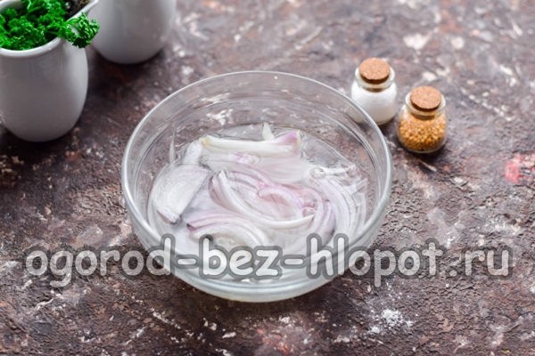 양파 위에 끓는 물을 붓는다