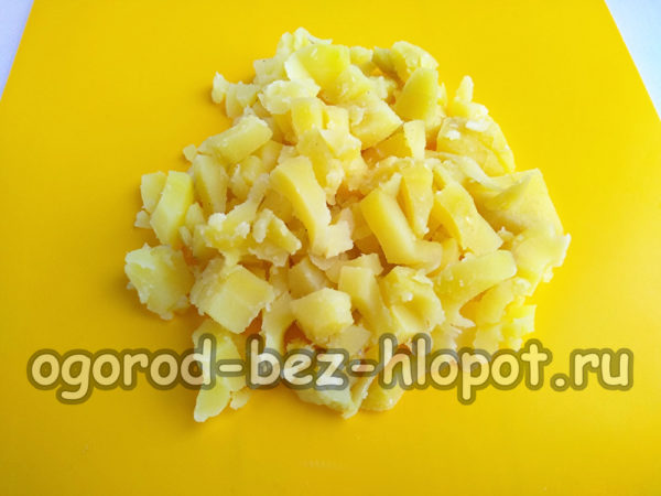 감자를 삶아서 껍질을 벗기고 다진다