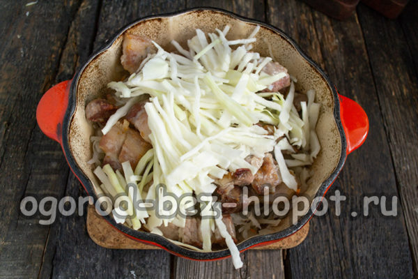 잘게 썬 흰 양배추를 넣는다