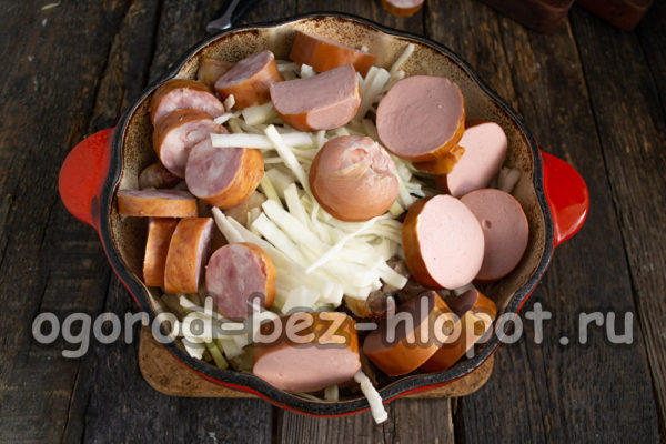 훈제 소시지와 프랑크푸르트 소시지를 추가하세요