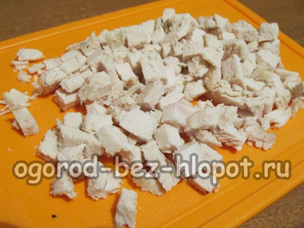 닭고기 필레를 삶아서 자른다