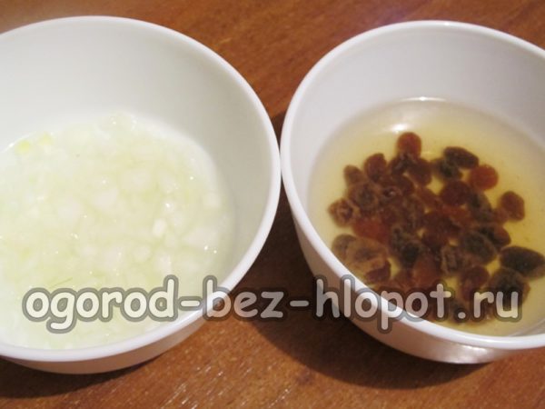 건포도 위에 끓는 물을 붓고 양파를 재워 둡니다.