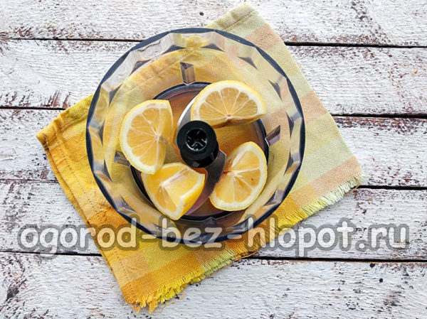 레몬을 잘라서 블렌더 볼에 넣으세요