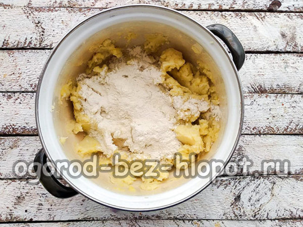 밀가루를 추가하다