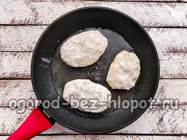 프라이팬에 커틀릿을 넣으세요