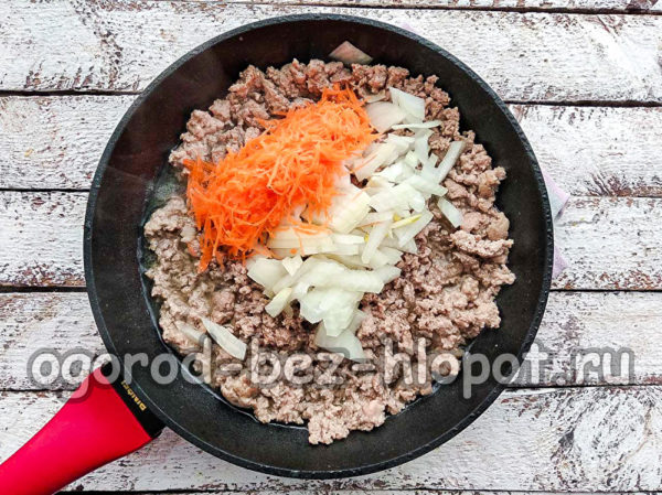 다진 고기에 야채를 추가하세요