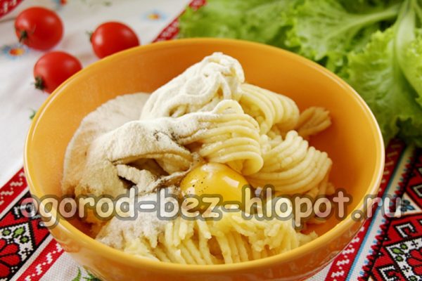 계란, 밀가루, 소금, 후추를 넣습니다