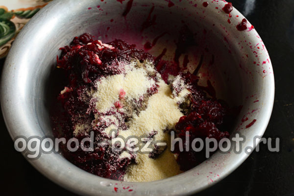 소금, 후추, 세몰리나를 첨가하세요