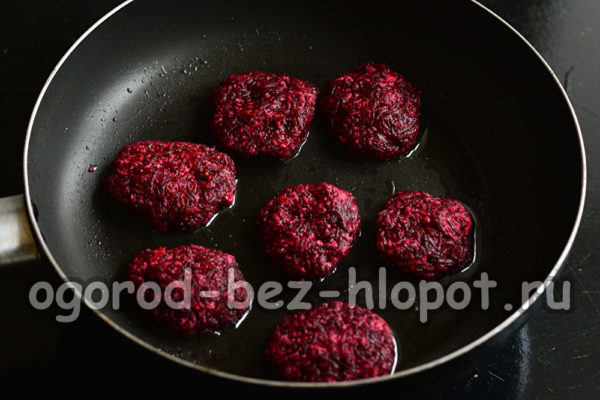 프라이팬에 커틀릿을 넣으세요