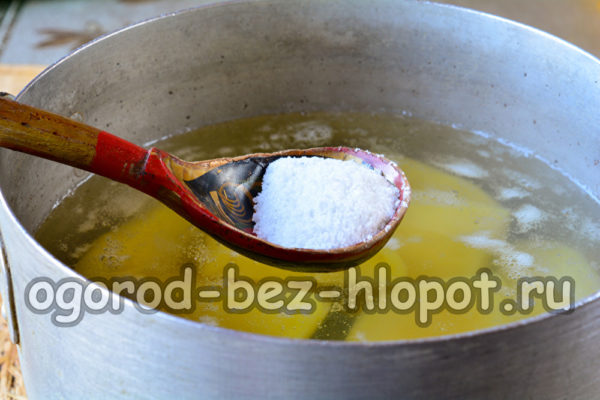 감자를 삶고 소금을 넣어주세요