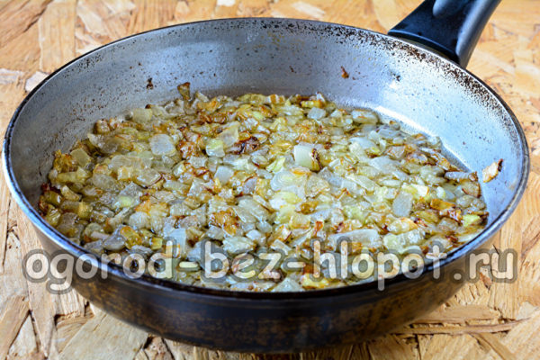 프라이팬에 양파를 볶다