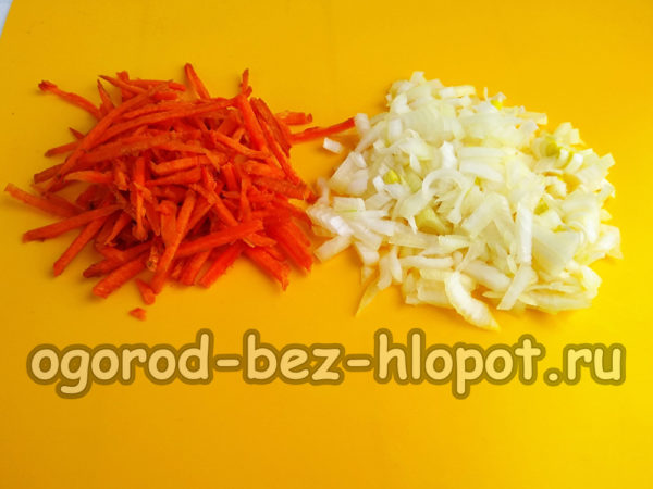 당근을 갈아서 넣고, 양파를 다진다