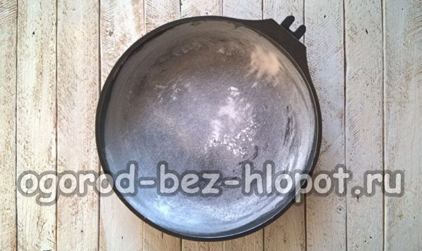 팬에 버터를 바르고 밀가루를 뿌립니다.