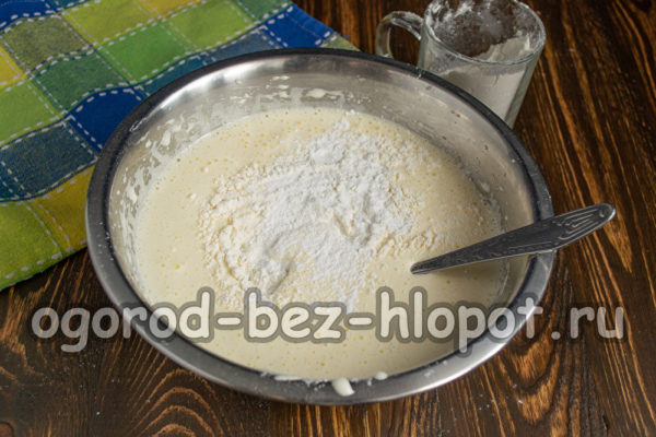 베이킹파우더와 밀가루를 첨가한다