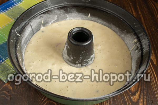 반죽을 틀에 붓다