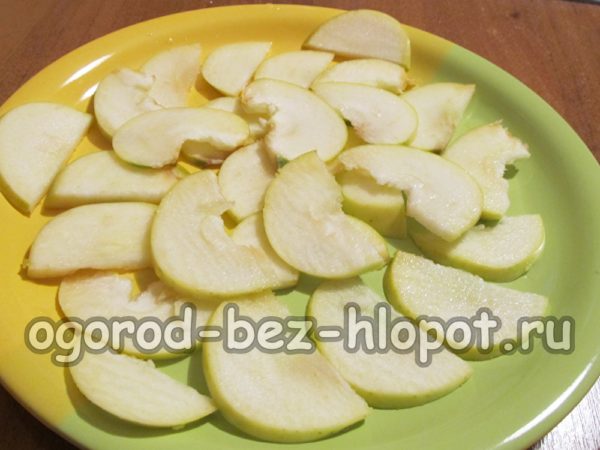 사과를 잘라 레몬즙을 뿌린다