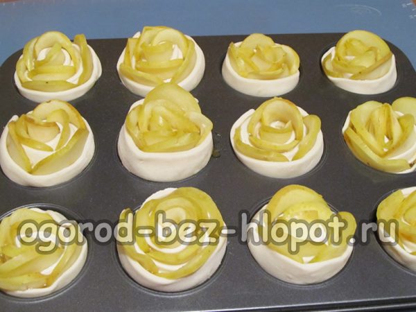 머핀 틀에 장미를 굽다