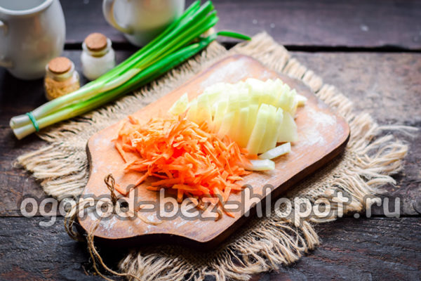 당근을 갈아서 넣고, 양파를 다진다