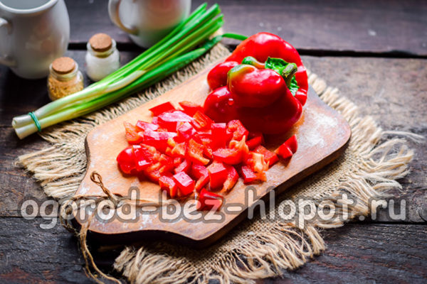 고추를 깨끗이 씻어서 다진다