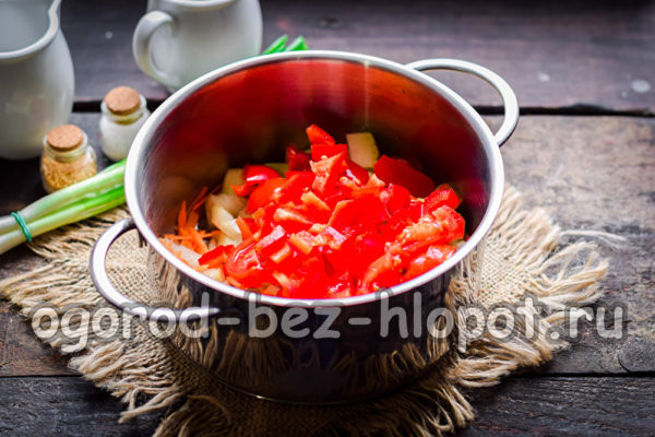 야채를 냄비에 넣으세요