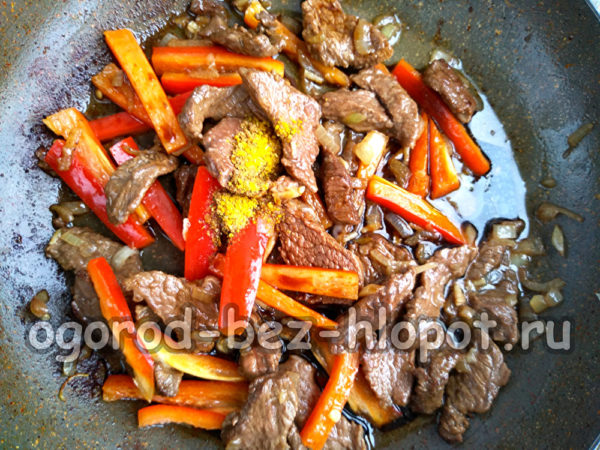 고추, 양파, 마늘, 간장을 추가하세요