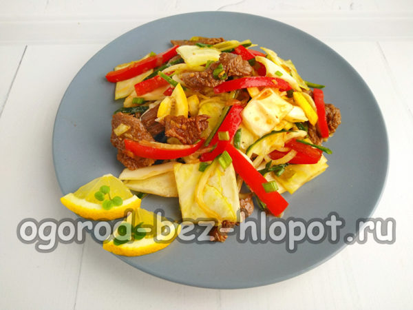 샐러드를 더미에 쌓다