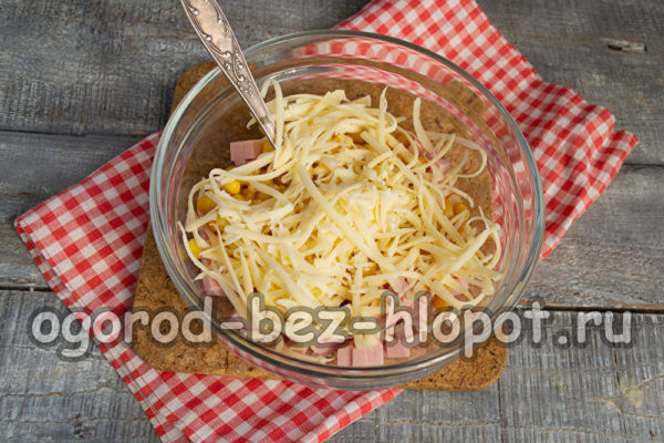 단단한 치즈를 갈아주세요