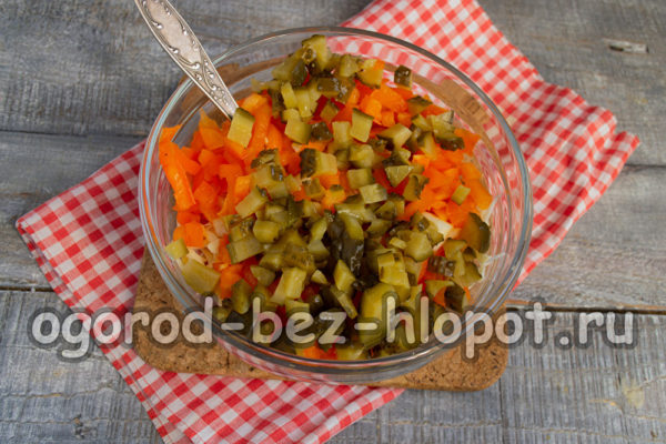 절인 오이를 썰어서