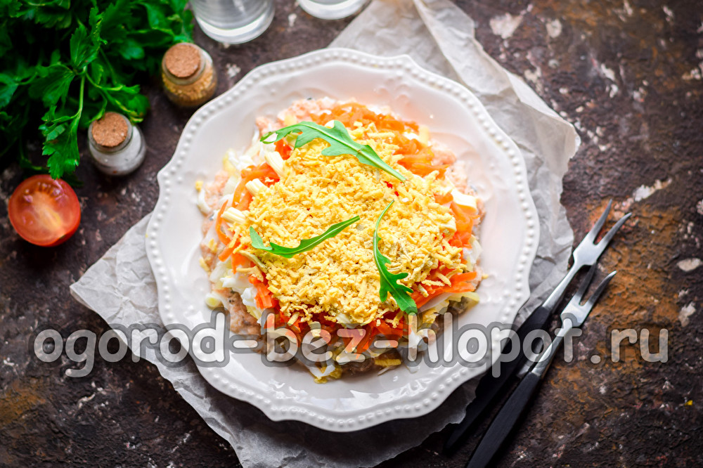 핑크 연어를 곁들인 미모사 샐러드