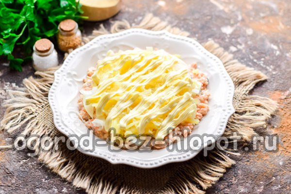 감자 한 겹에 마요네즈를 바르다