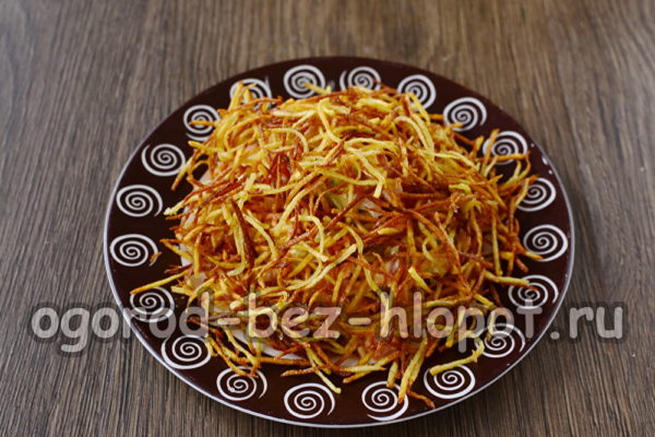 샐러드를 덩어리로 쌓고 빨대로 장식합니다.