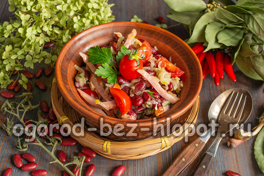 콩과 훈제 소시지를 곁들인 오브조르카 샐러드