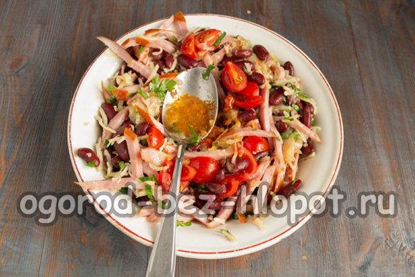 샐러드에 기름과 향신료를 곁들여 맛을 낸다