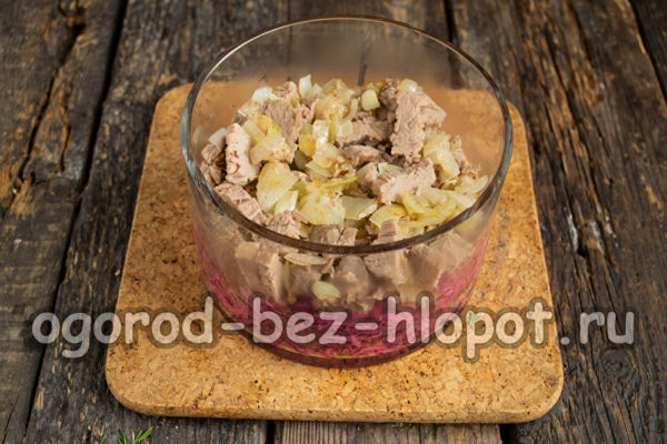 양파를 곁들인 고기 층