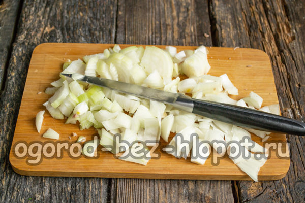 양파를 다져서 볶는다