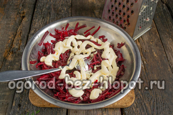 마늘과 마요네즈를 첨가한다