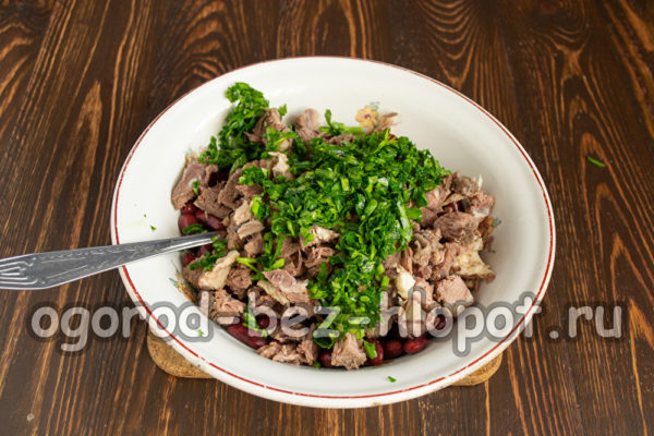 다진 고수를 넣는다