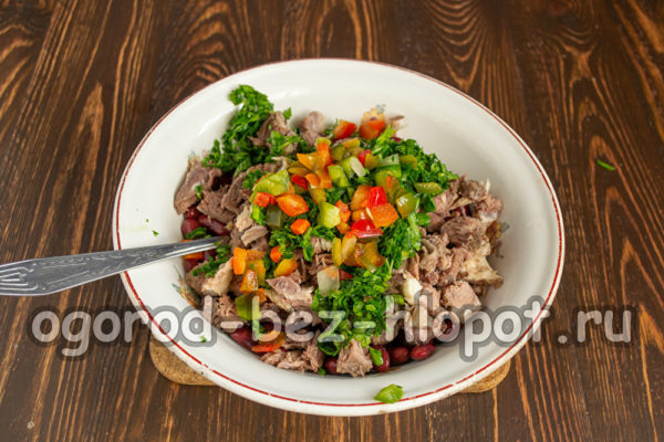 마늘, 고추, 피망을 넣는다