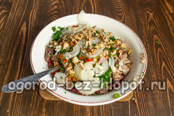 구운 견과류를 추가하세요