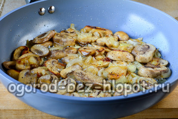 양파와 함께 버섯을 볶다