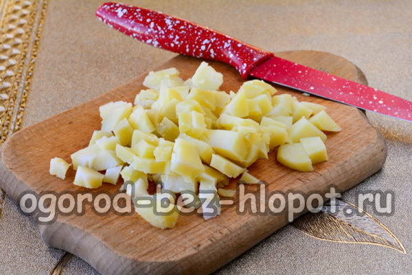 삶은 감자를 자르다