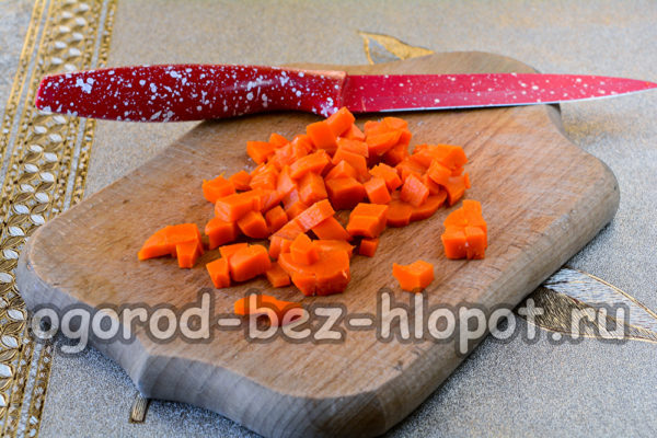 삶은 당근을 다진다