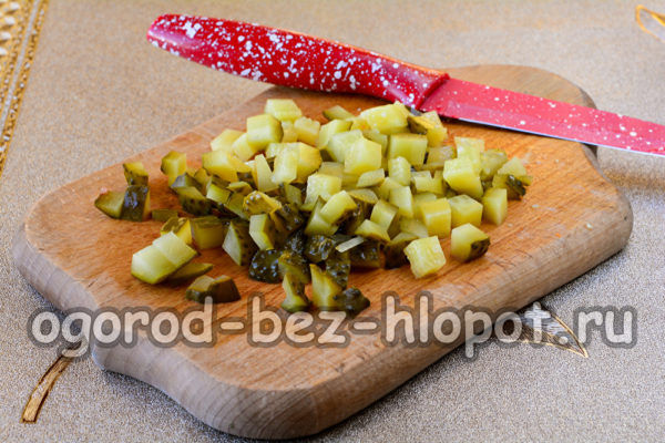 절인 오이를 다진다