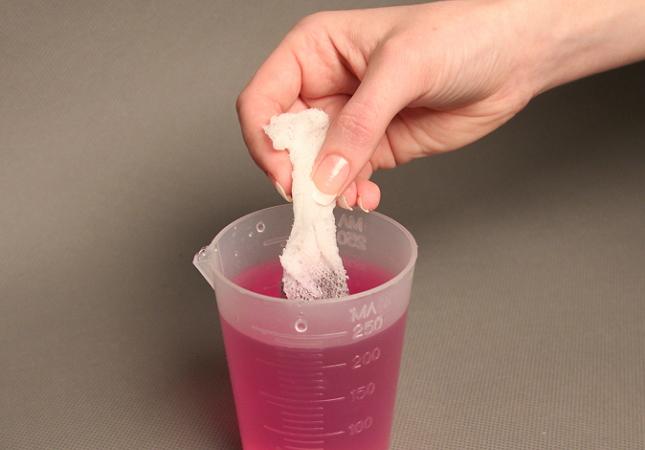 묘목을 심기 전에 고추 씨앗을 가공합니다.