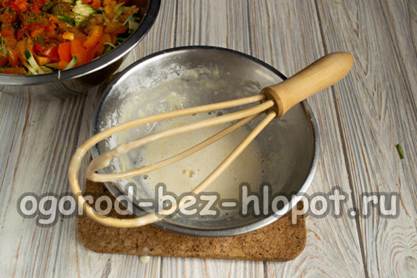 계란, 우유, 밀가루를 섞는다