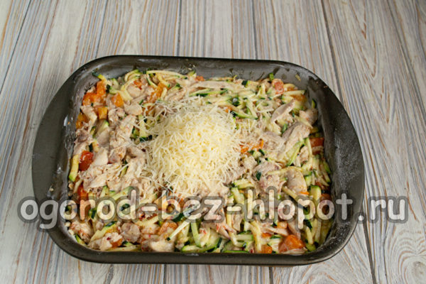 반죽을 붓고 치즈를 뿌린다