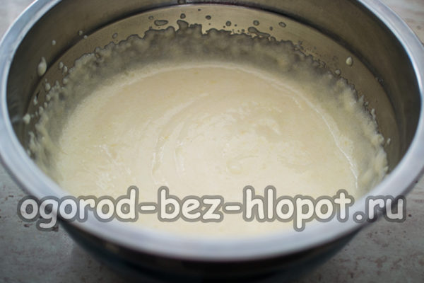 달걀 흰자를 넣고 휘젓는다